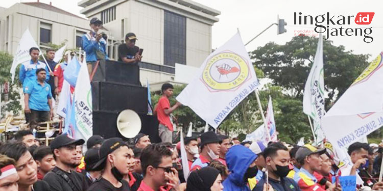 Demo di Kantor Gubernur Jateng, Buruh Ngotot Minta UMK Naik 13 Persen