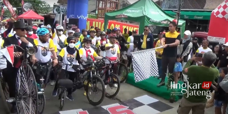 Ribuan Penggemar Sepeda Ontel Meriahkan Ngontel Bareng Bupati Kendal