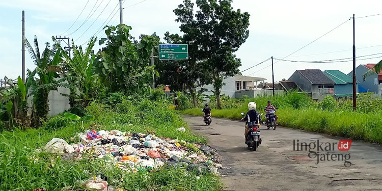 Bau Busuk, Warga Keluhkan Tumpukan Sampah di Jalan Nawangsari Kendal
