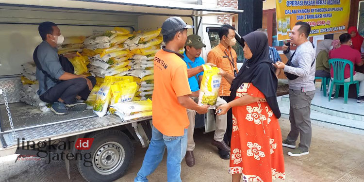 Operasi Pasar Beras di Kendal, Warga Tebus Beras Medium Rp 8.500 per Kilogram