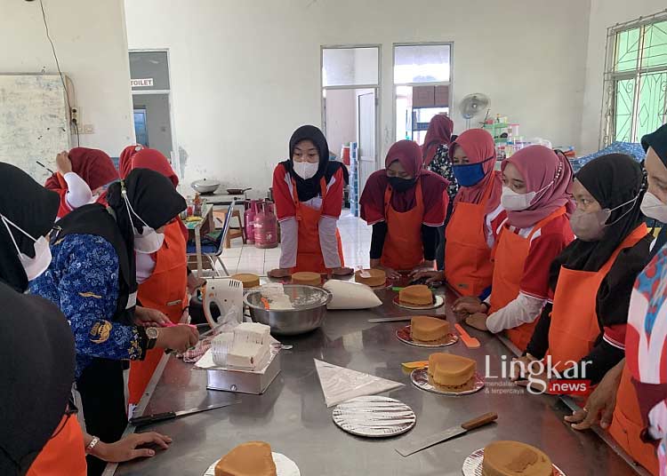 Cetak Wirausaha, BLK Demak Beri Pelatihan Pembuatan Roti dan Kue