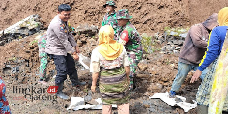 Warga dan TNI-Polri Gotong Royong Bersihkan Material Longsor di Sukorejo Kendal