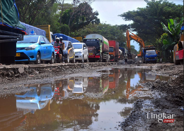 Bahu Jalan Pantura Pati-Rembang Berlumpur, Macet Kian Menjadi-jadi