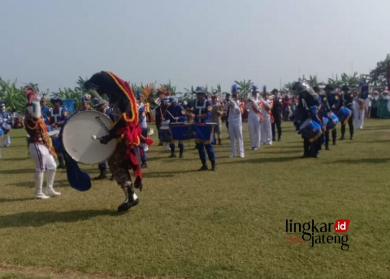 Meriah, Karnaval Desa Tanjungmojo Kendal Hadirkan Marching Band Akpelni