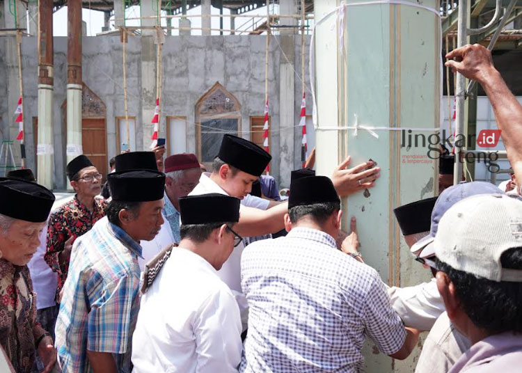 Soko Guru Sunan Ampel Kembali Dipasang, Bupati Dico Harap Masjid Agung Jadi Ikonnya Kendal