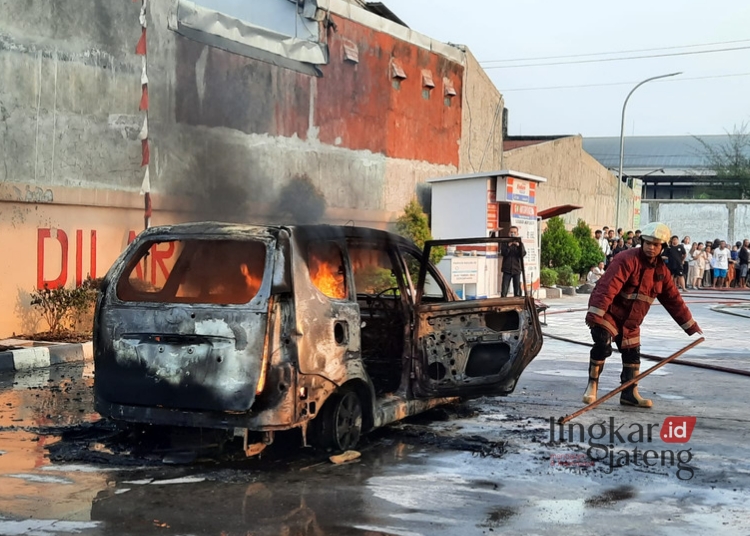 Heboh! Mobil Avanza Terbakar di SPBU Caruban Kendal, Sopir Kabur