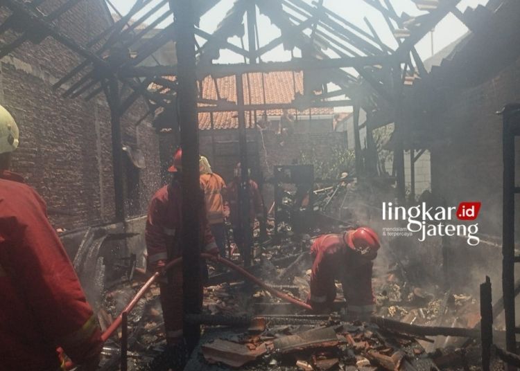 Kebakaran Hanguskan Rumah Tukang Ojek di Desa Mororejo Kendal