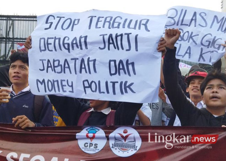 Ribuan Massa Demo di DPR, Suarakan Tolak Hak Angket