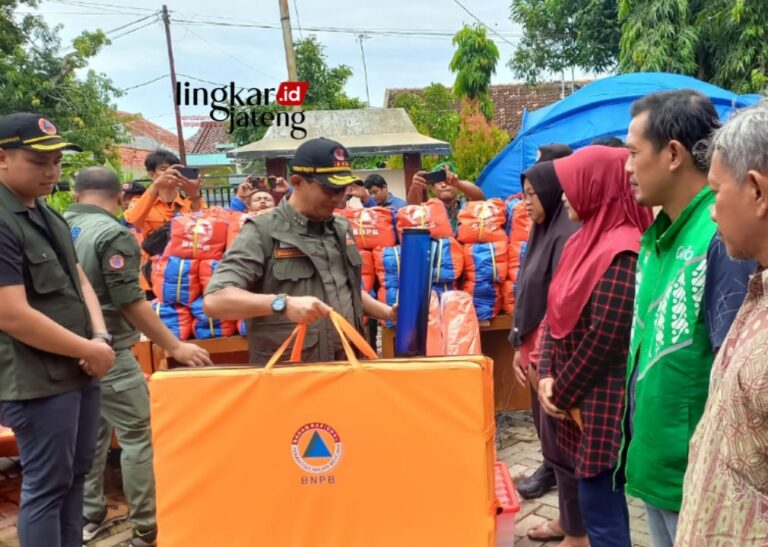 Kepala BNPB Serahkan Bantuan bagi Warga Terdampak Banjir di Kendal