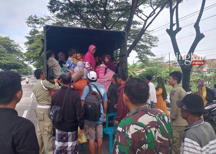 Satpol PP Demak Gerak Cepat Bantu Evakuasi Korban Banjir di Karanganyar