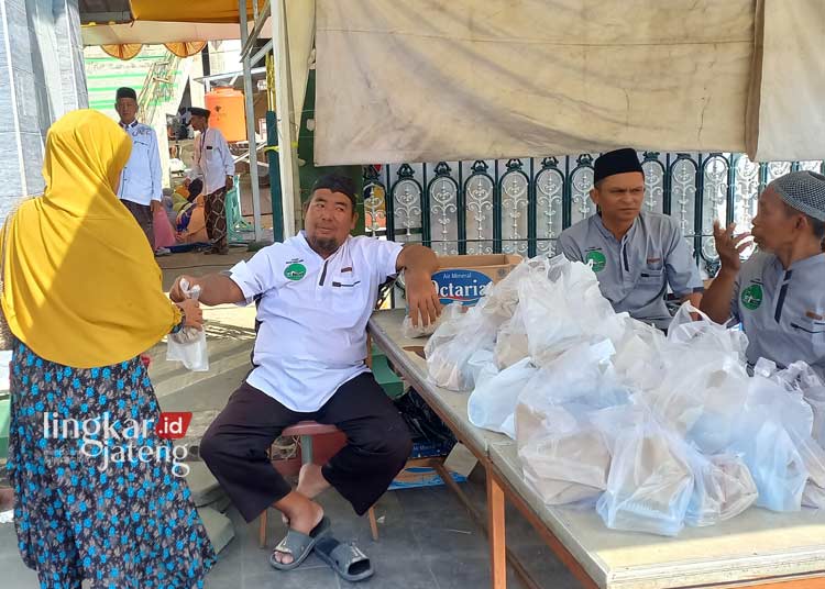 Pembagian 5.000 Bungkus Nasi Berkah Warnai Haul Akbar Wali Joko di Kendal