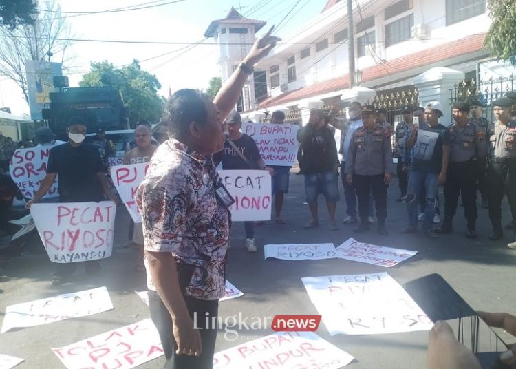 Demo di DPMPTSP Pati, IMB Tempat Karaoke di Kawasan Puri Dipertanyakan 